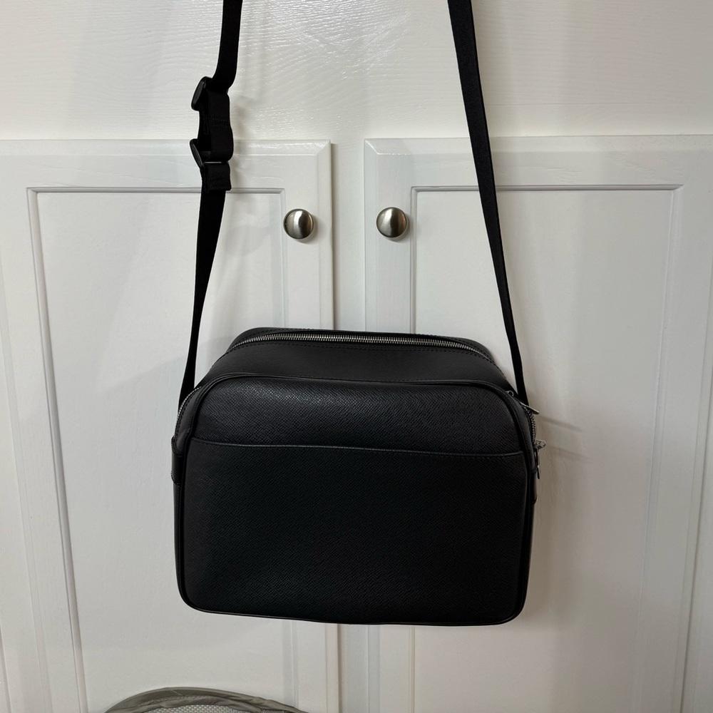 Louis Vuitton  Black Leather taiga Reporter Crossbody Bag 2018 model